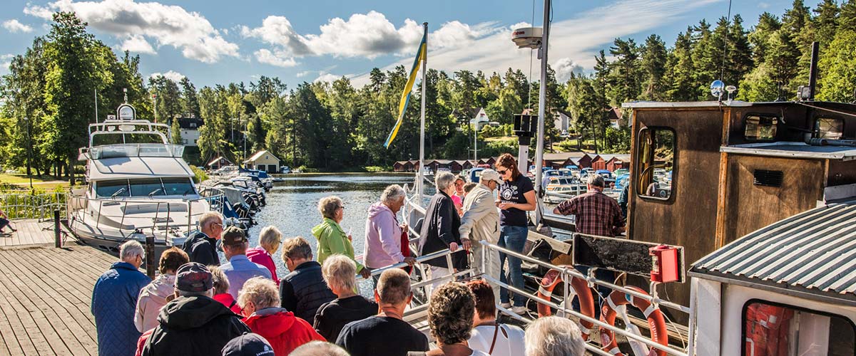 Ångbåtsturer med S/S Boxholm II avgår från olika hamnar runt sjön Sommen