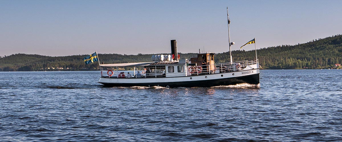 Fartyget Boxholm II trafikerar sjön Sommen