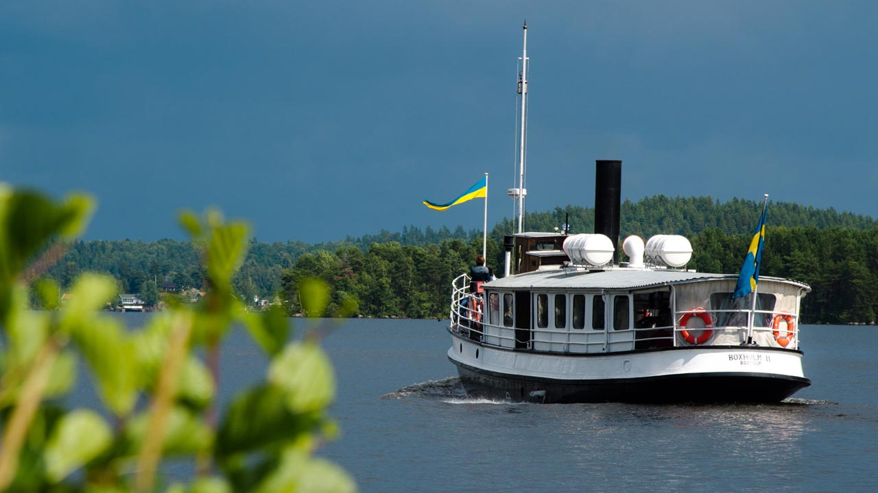 Du kan boka en tur med Boxholm II med musik- eller berättarunderhållning.